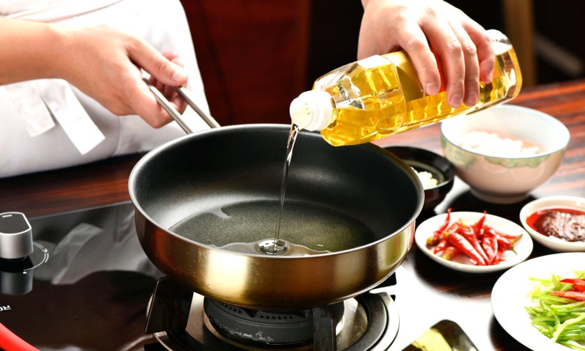 Tác hại với sức khoẻ của dầu ăn dùng nhiều lần- Ảnh 1.