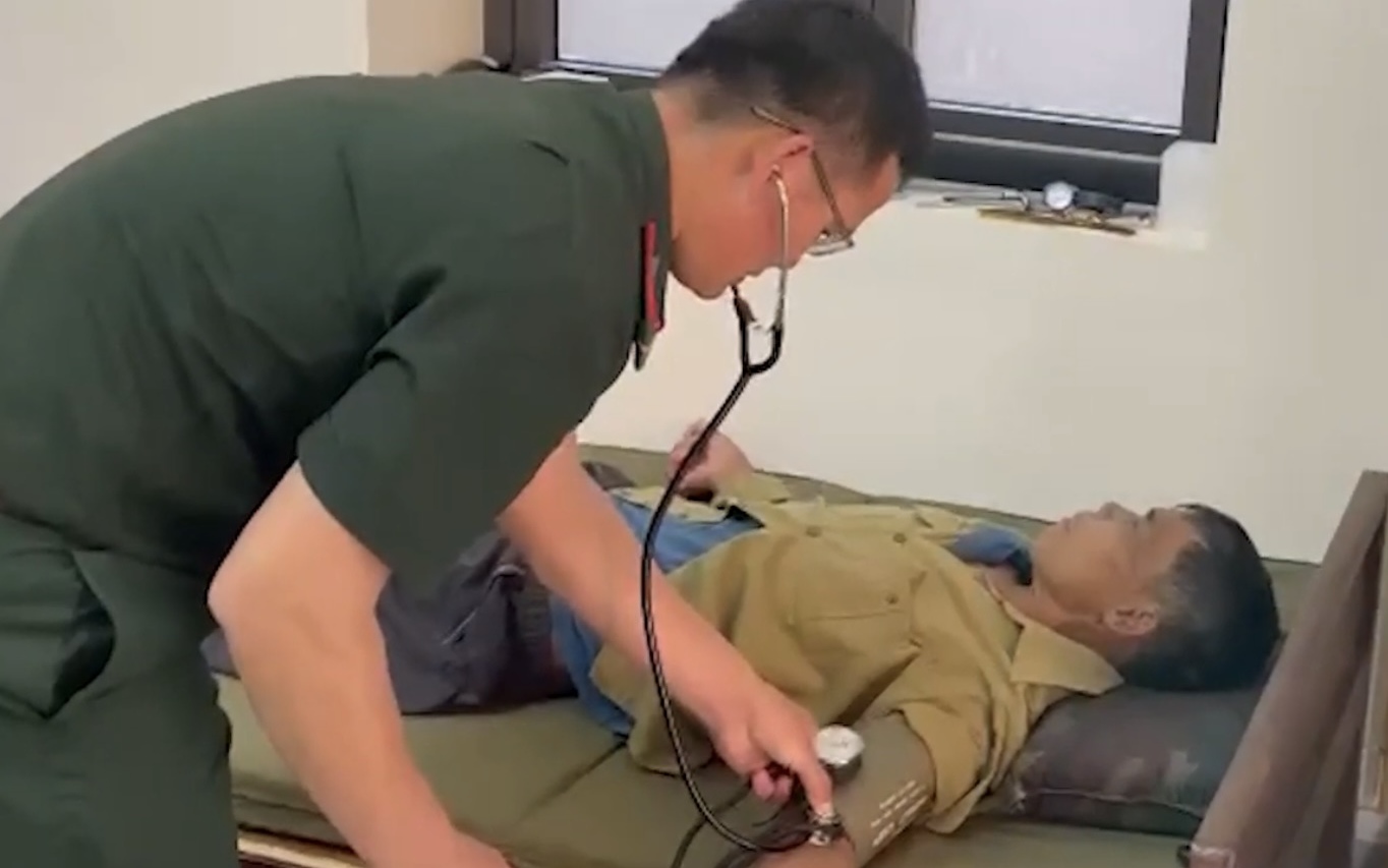 Cứu ngư dân rơi xuống biển