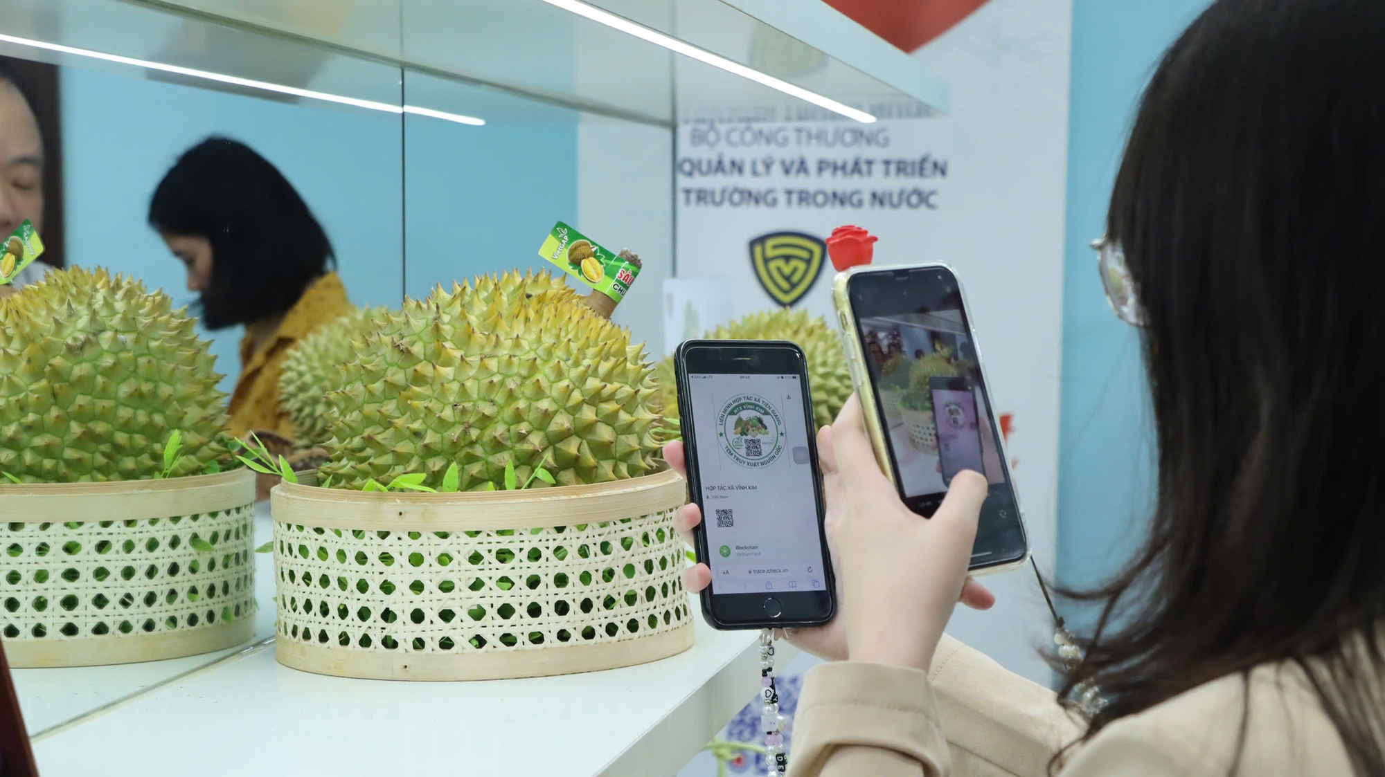 Đại diện Cục Quản lý và Phát triển thị trường trong nước  chỉ cách nhận diện trái cây Việt chuẩn- Ảnh 6.