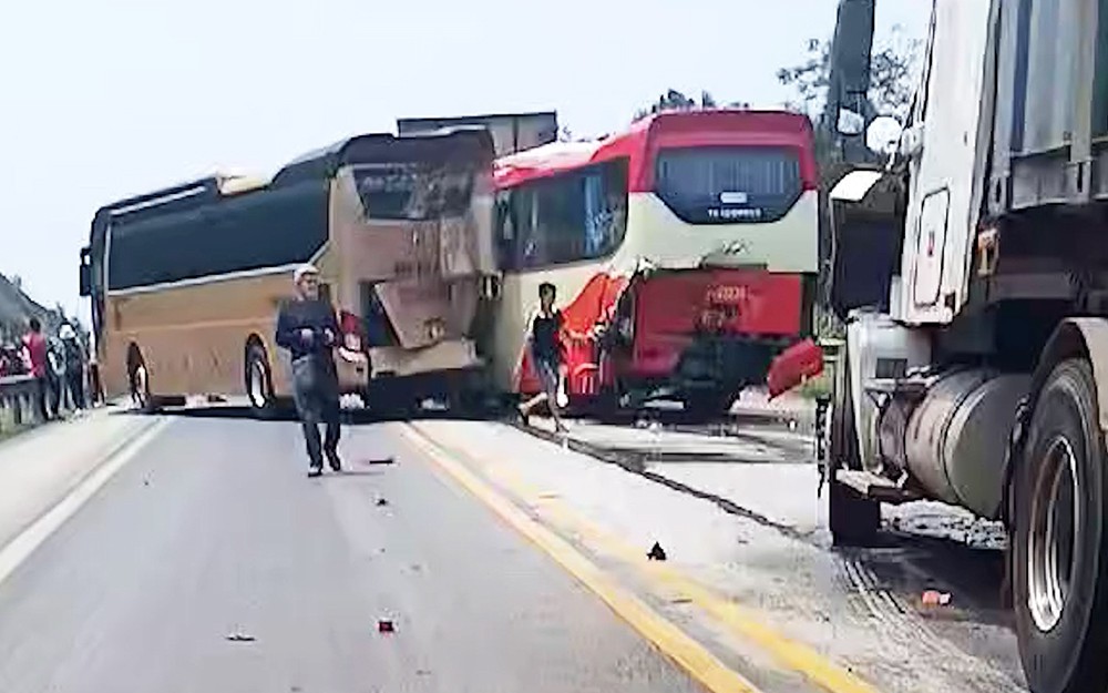 5 xe đâm liên hoàn trên cao tốc Nội Bài - Lào Cai, 1 tài xế mắc kẹt