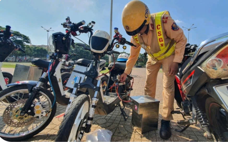 Gần 70 thanh thiếu niên mang xe điện độ chế biểu diễn để quay video câu view