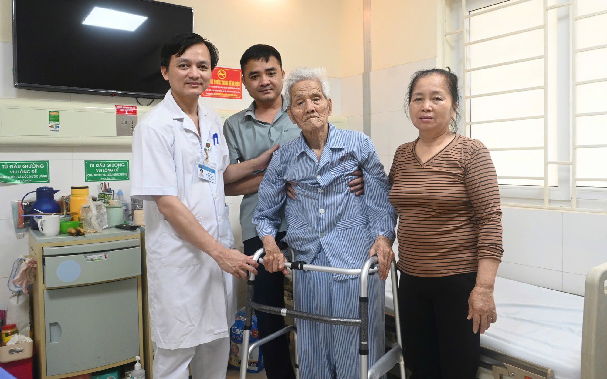 Thay khớp háng cho cụ ông 99 tuổi bị gãy cổ xương đùi