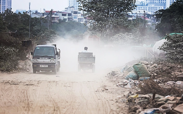 Hà Nội: Quốc lộ 6 biến thành 'ao bùn, sương bụi', người dân bất lực chịu trận- Ảnh 1.