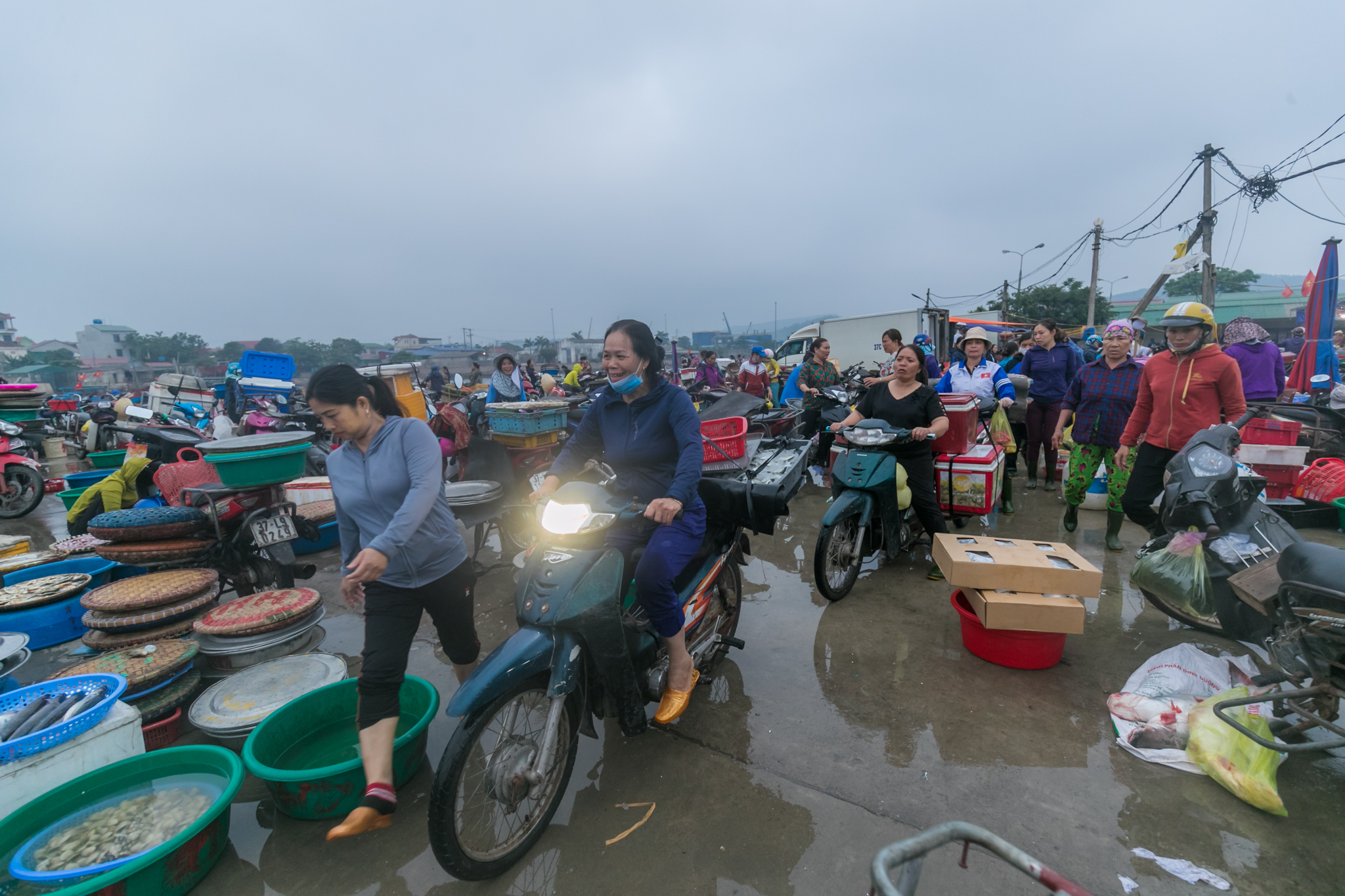 Chợ cá Nghi Thủy 'níu' chân du khách- Ảnh 3.