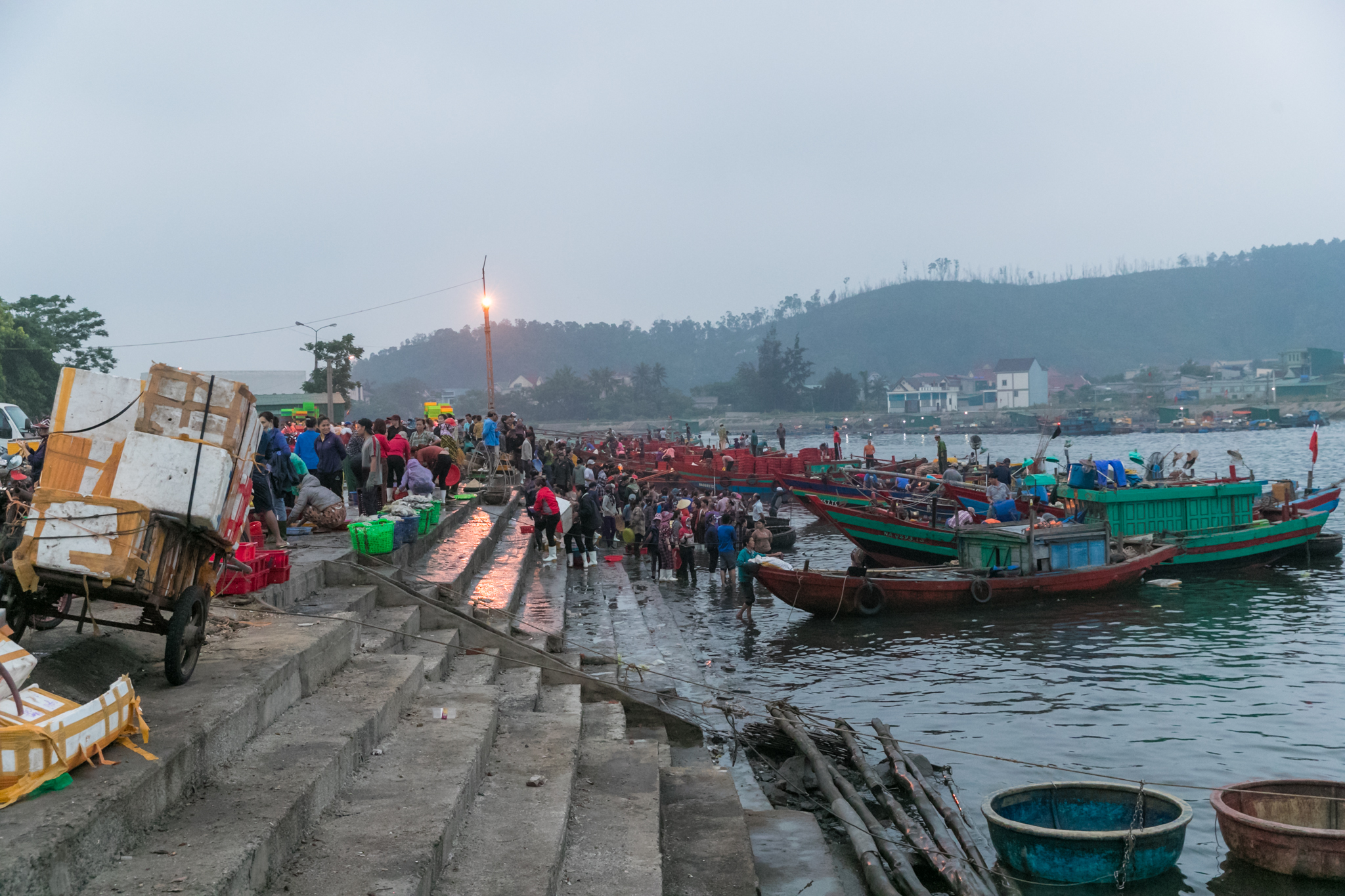 Chợ cá Nghi Thủy 'níu' chân du khách- Ảnh 1.