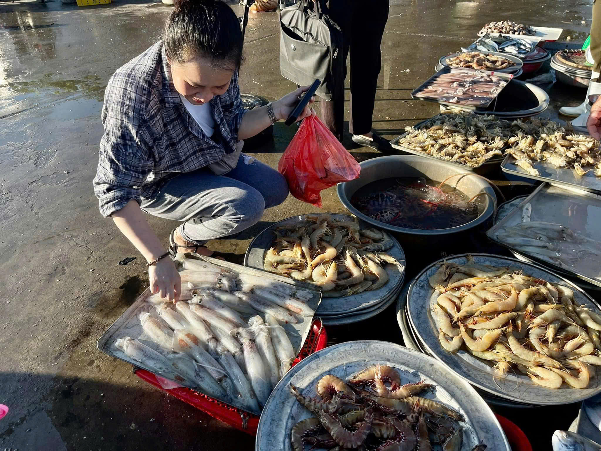 Chợ cá Nghi Thủy 'níu' chân du khách- Ảnh 8.
