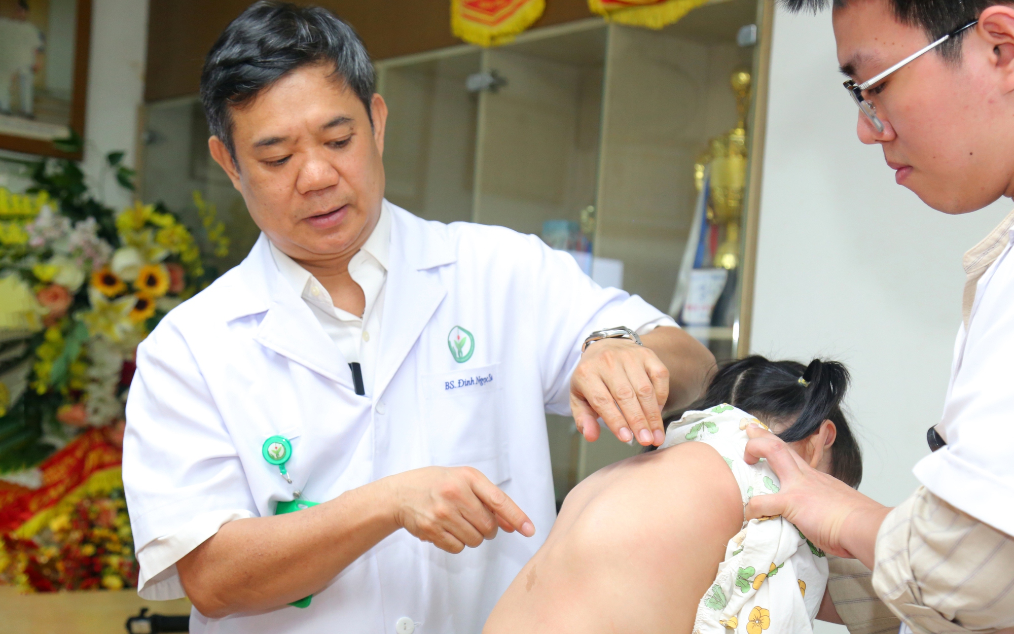 Nhiều trẻ chỉ được phát hiện bệnh khi cột sống đã cong vẹo, chuyên gia khuyến cáo gì đến phụ huynh?- Ảnh 4.