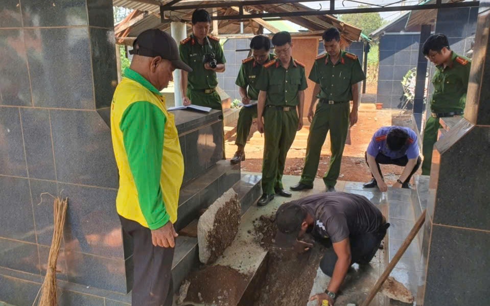 Công an khai quật bào thai 3 tháng tuổi để điều tra vụ án hiếp dâm