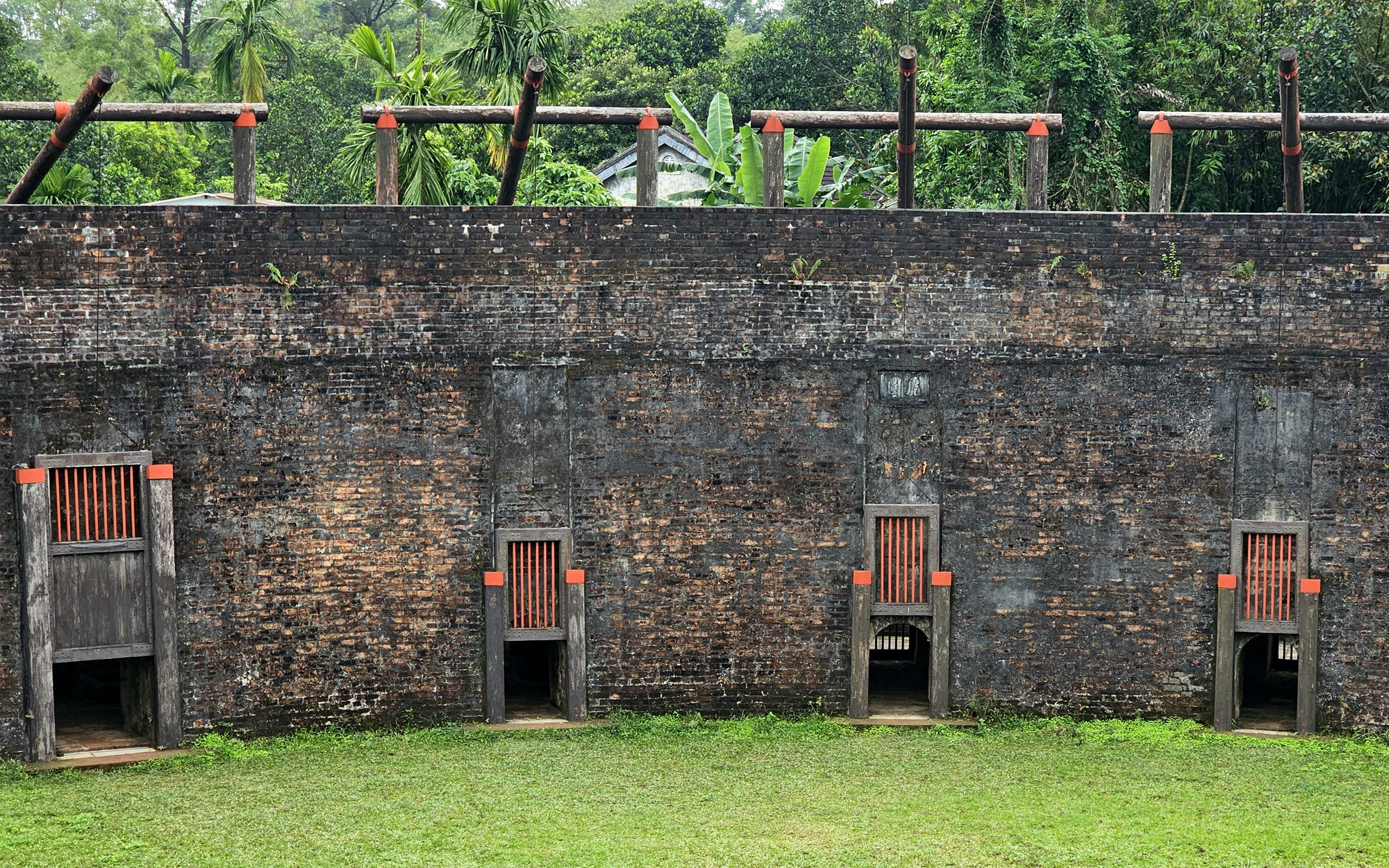 Cận cảnh điện Voi Ré, nơi suy tôn loài voi chiến trung nghĩa triều Nguyễn- Ảnh 11. Khám phá đấu trường sinh tử giữa voi và hổ duy nhất trên đất Cố đô