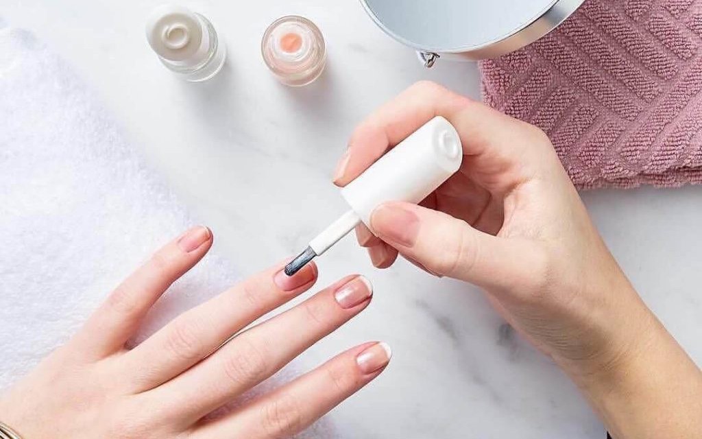 Vì sao móng tay dễ bị khô gãy khi thời tiết hanh khô? Cách chăm sóc và bảo vệ- Ảnh 2. Mẹo sơn móng tay đẹp tại nhà mà không gây hại
