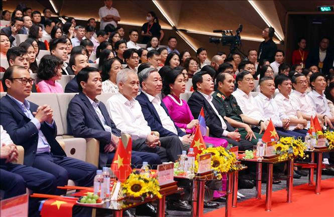 Tổng Bí thư Tô Lâm dự Chương trình nghệ thuật đặc biệt 'Đảng trong mùa Xuân đại thắng'- Ảnh 1. Tổng Bí thư Tô Lâm dự Chương trình nghệ thuật đặc biệt 'Đảng trong mùa Xuân đại thắng'- Ảnh 1.
