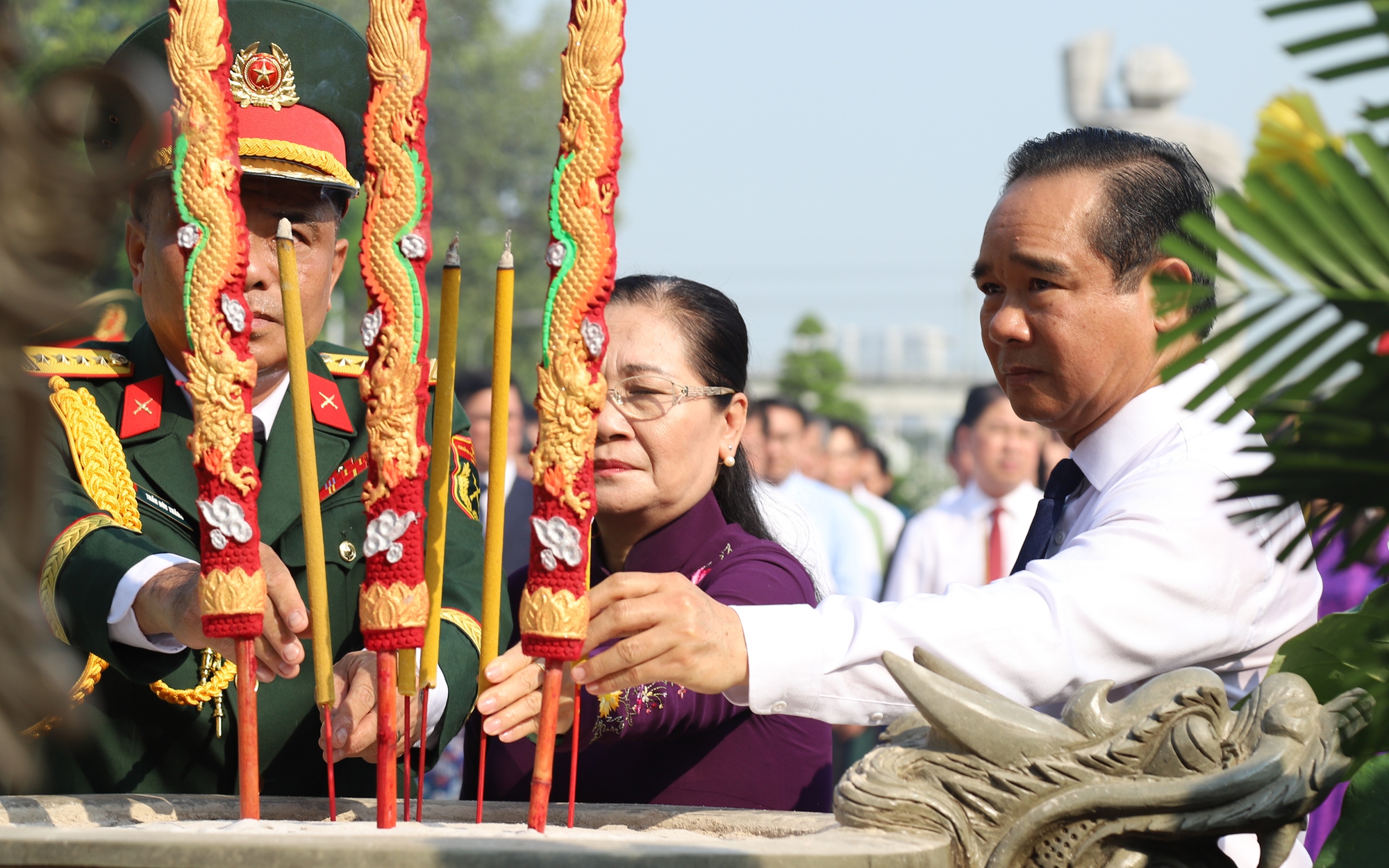 Lãnh đạo TPHCM dâng hương tưởng niệm các Mẹ Việt Nam Anh hùng, anh hùng liệt sĩ nhân dịp 30/4