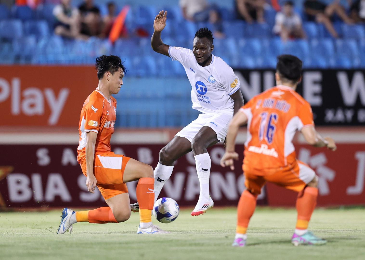 Cuộc đua trụ hạng V-League hứa hẹn những bất ngờ- Ảnh 1. Cuộc đua trụ hạng V-League hứa hẹn những bất ngờ- Ảnh 1.