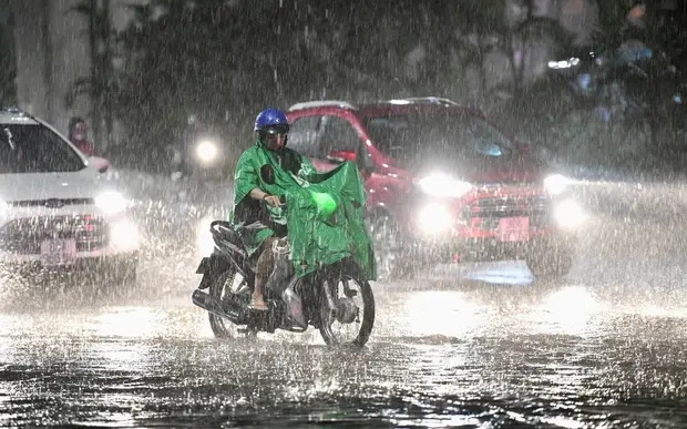 Cảnh báo mưa dông, lốc sét ở nhiều khu vực Bắc Bộ và Trung Bộ đêm nay