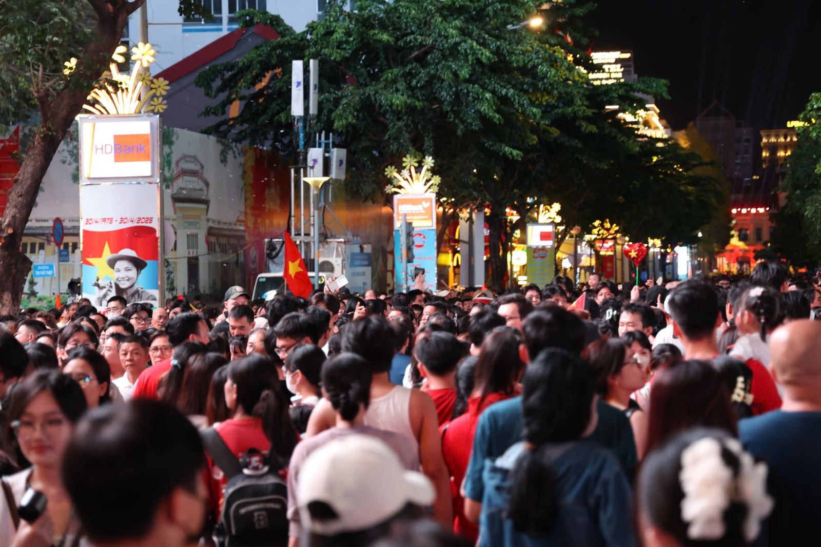 Biển người đổ về phố đi bộ Nguyễn Huệ vui chơi trong tối 30/4- Ảnh 5. Biển người đổ về phố đi bộ Nguyễn Huệ vui chơi trong tối 30/4- Ảnh 5.