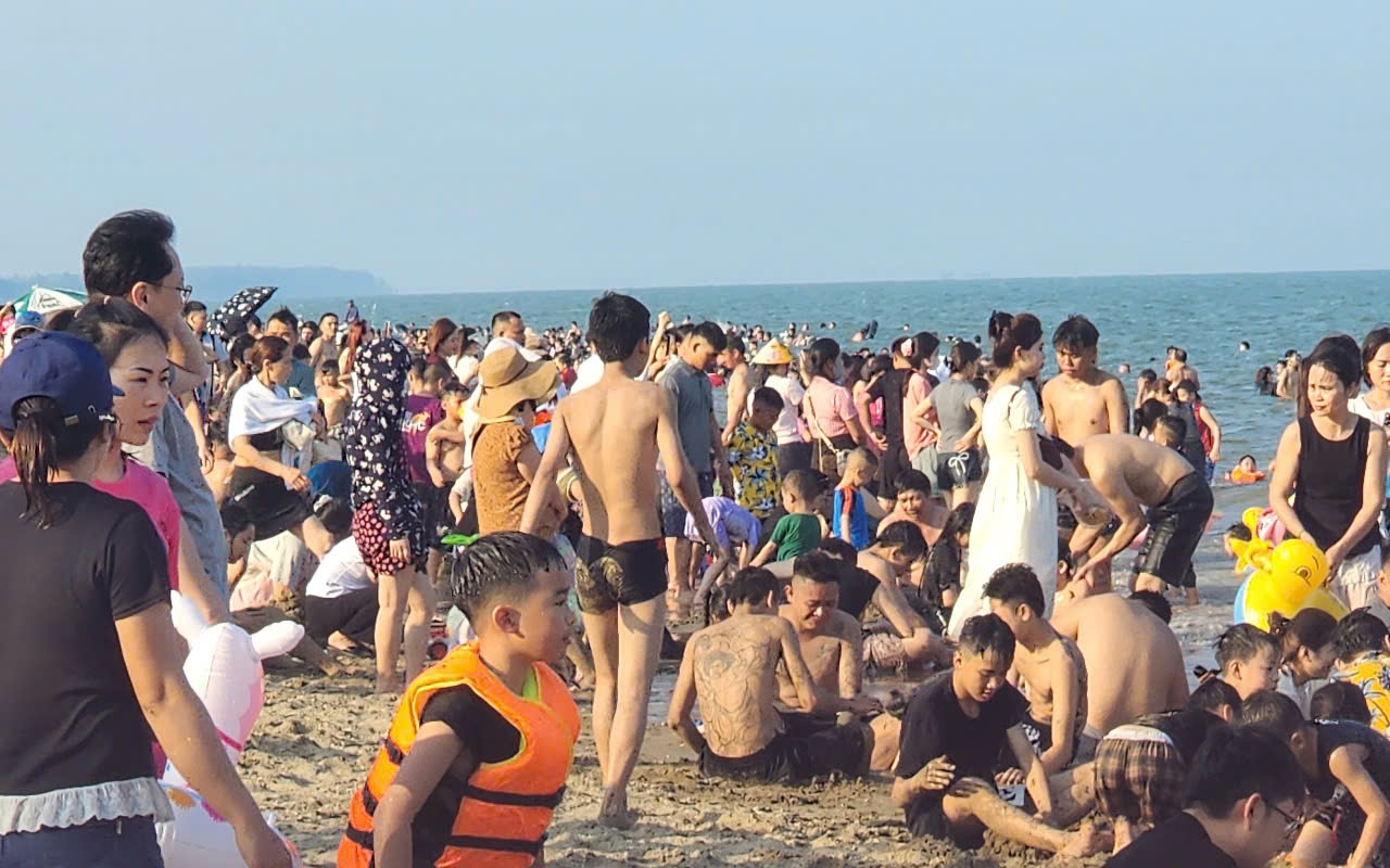 Biển Sầm Sơn ‘ken đặc’ du khách ngày nghỉ lễ đầu tiên
