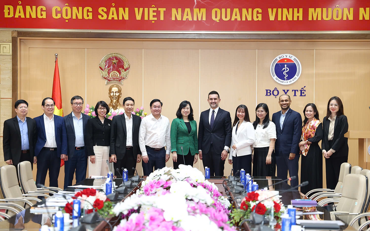 Bộ trưởng Đào Hồng Lan tiếp, làm việc với đoàn lãnh đạo cấp cao Tập đoàn Sanofi- Ảnh 4.