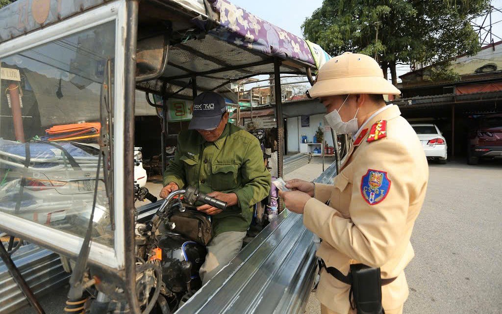 Kéo theo xe khác, chở hàng cồng kềnh nguy hiểm: Tài xế lấy lý do mưu sinh biện minh vi phạm- Ảnh 1.