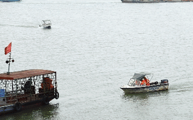 Hà Nội kiểm tra hàng loạt bến đò, tàu thuyền: Thiếu áo phao có thể bị đình chỉ- Ảnh 1.