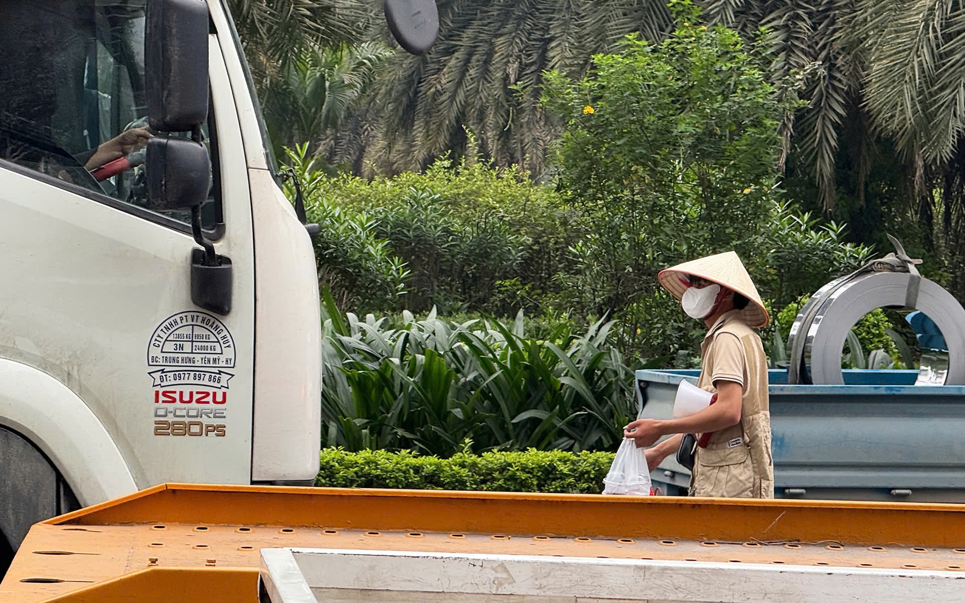Gõ cửa cabin mời chào cà phê trên Đại lộ Thăng Long, nhiều người bị xử phạt