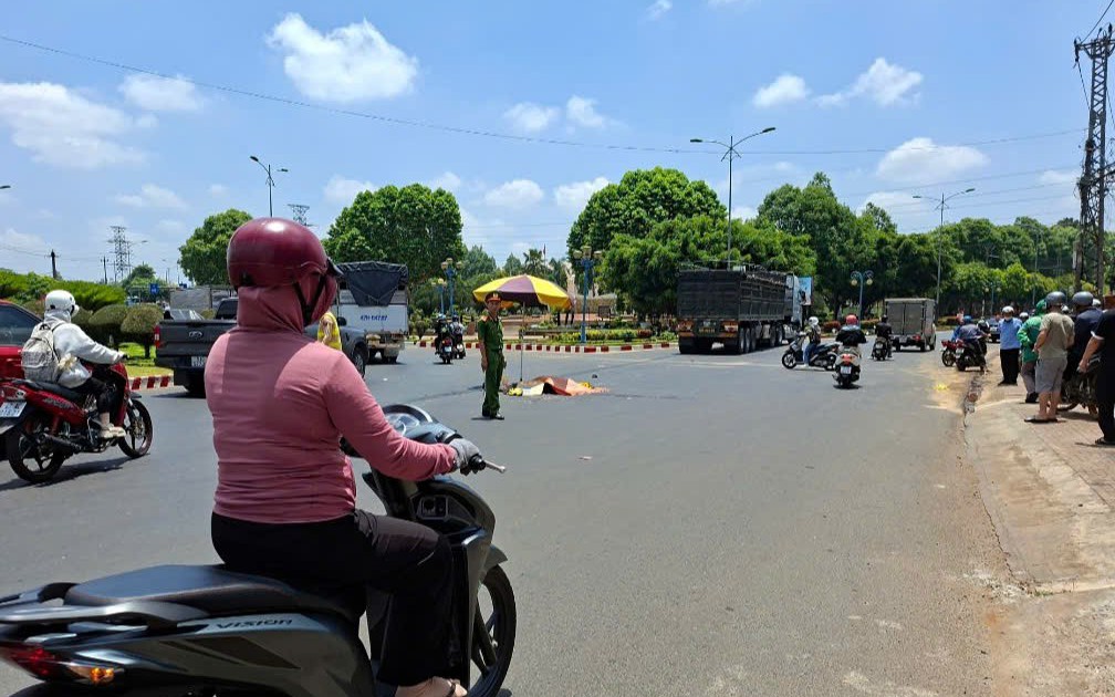 Hai người trên xe máy thương vong sau va chạm với xe đầu kéo