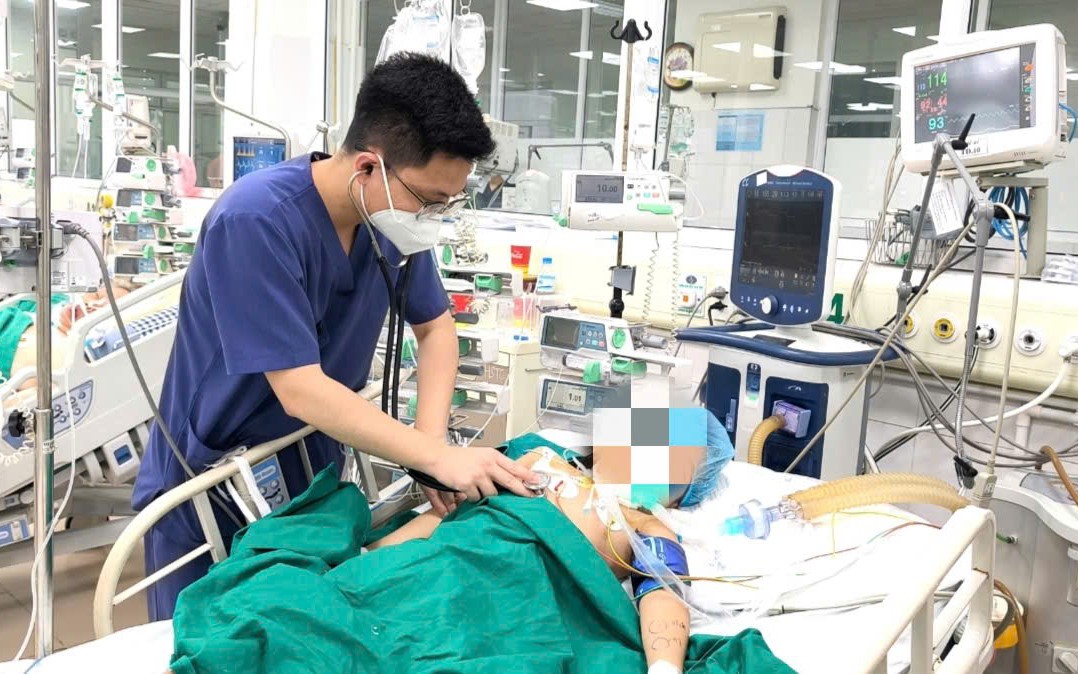 Mẩu gỗ nhỏ xíu đâm vào chân khi đá bóng khiến bé 7 tuổi co giật, nguy kịch