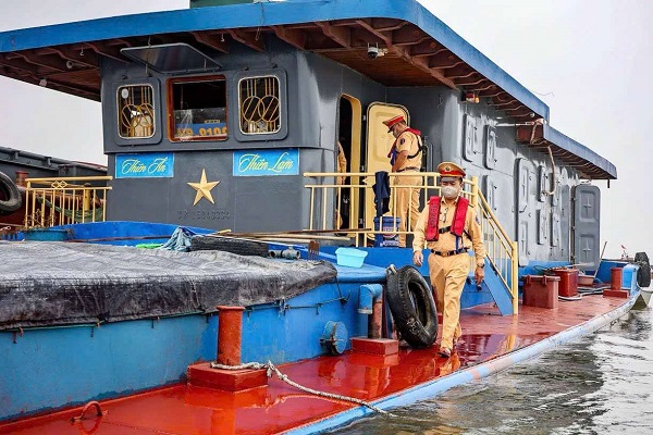 Cảnh sát đường thủy Hà Nội xử lý nhiều phương tiện vi phạm dịp nghỉ lễ- Ảnh 3.