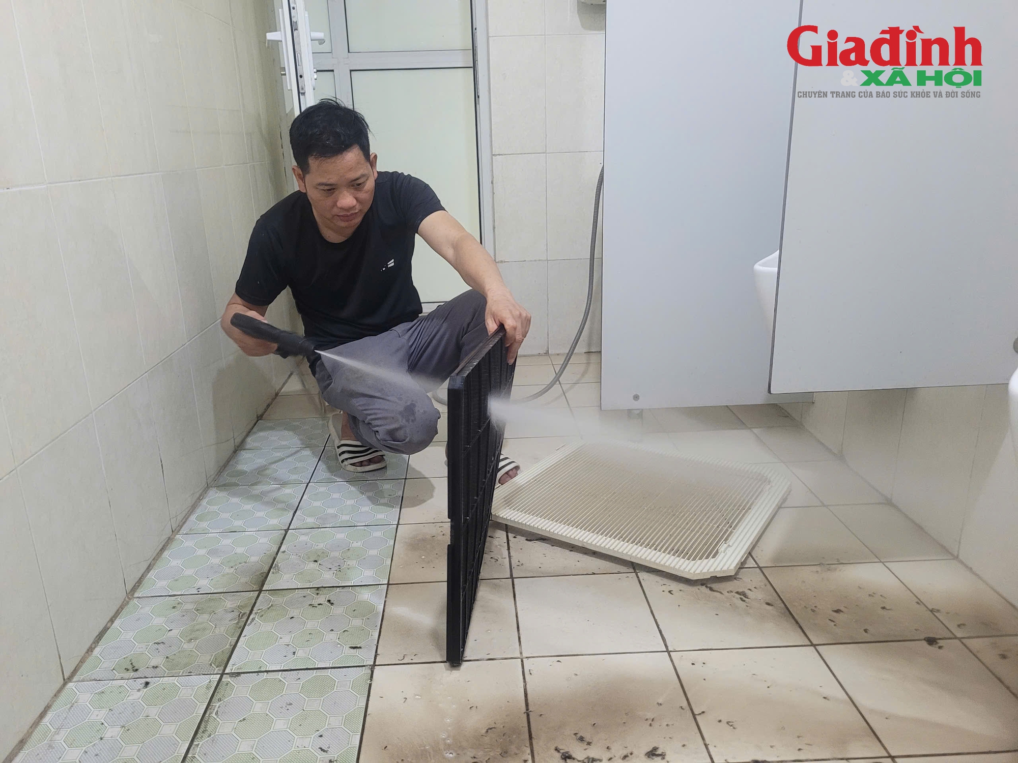 Dịch vụ vệ sinh nhà cửa 'cháy lịch' dịp nghỉ lễ: Nhộn nhịp từ sớm, giá cả linh hoạt- Ảnh 2. Dịch vụ vệ sinh nhà cửa 'cháy lịch' dịp nghỉ lễ: Nhộn nhịp từ sớm, giá cả linh hoạt- Ảnh 2.
