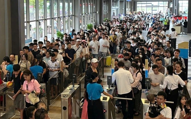 Du khách chen nhau đổ về Hải Phòng nghỉ lễ 30/4 - 1/5