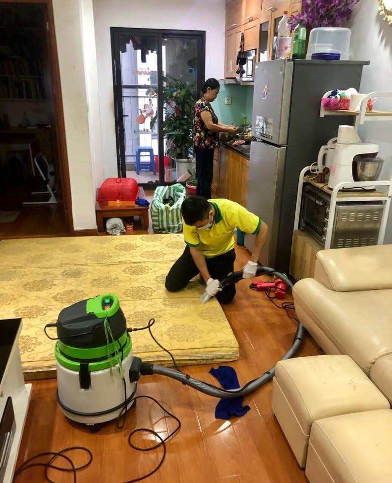 Dịch vụ vệ sinh nhà cửa 'cháy lịch' dịp nghỉ lễ: Nhộn nhịp từ sớm, giá cả linh hoạt- Ảnh 3. Dịch vụ vệ sinh nhà cửa 'cháy lịch' dịp nghỉ lễ: Nhộn nhịp từ sớm, giá cả linh hoạt- Ảnh 3.