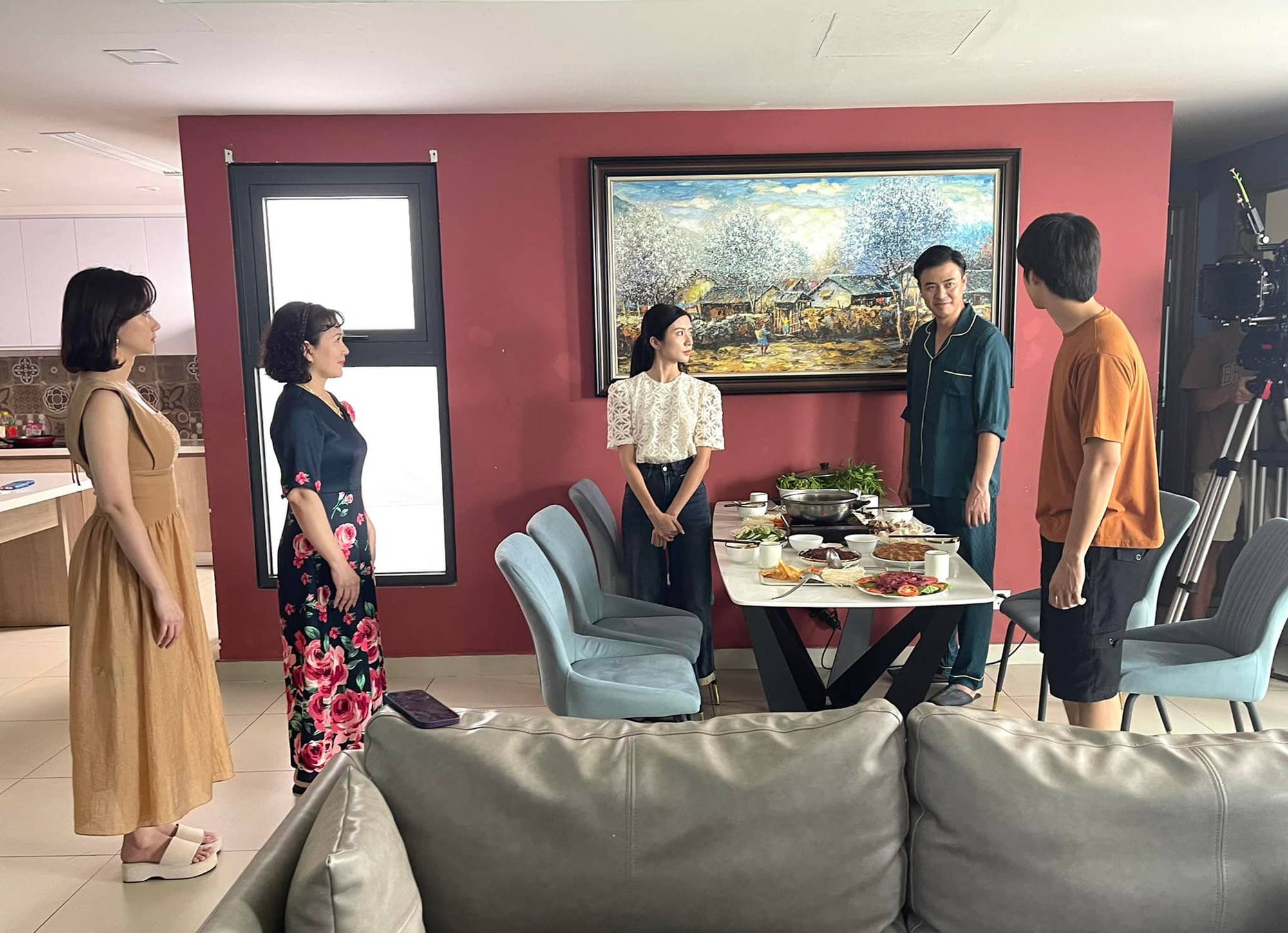 Nữ NSND nức tiếng miền Bắc từng đóng vai quyền lực trong phim 'Ông cố vấn' giờ ra sao?- Ảnh 4. Nữ NSND nức tiếng miền Bắc từng đóng vai quyền lực trong phim 'Ông cố vấn' giờ ra sao?- Ảnh 4.