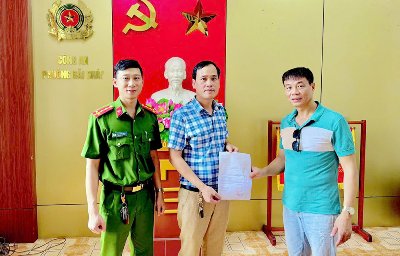 Chuyển khoản nhầm gần 500 triệu, người đàn ông được công an phường hỗ trợ tìm giúp- Ảnh 1. Chuyển khoản nhầm gần 500 triệu, người đàn ông được công an phường hỗ trợ tìm giúp- Ảnh 1.