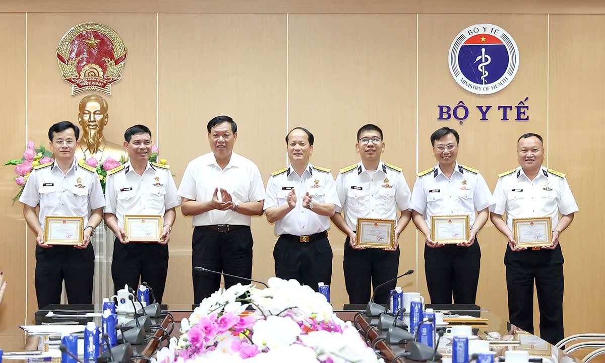 Bộ Y tế tặng Kỷ niệm chương Vì sức khoẻ nhân dân cho 12 cán bộ, sĩ quan thuộc Quân chủng Hải quân- Ảnh 2. Bộ Y tế tặng Kỷ niệm chương Vì sức khoẻ nhân dân cho 12 cán bộ, sĩ quan thuộc Quân chủng Hải quân- Ảnh 2.