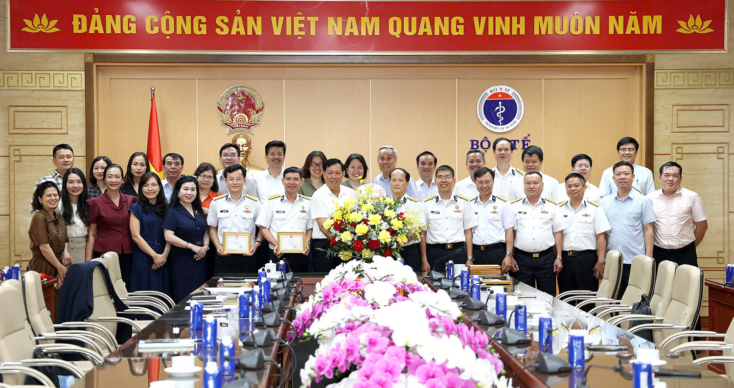 Bộ Y tế tặng Kỷ niệm chương Vì sức khoẻ nhân dân cho 12 cán bộ, sĩ quan thuộc Quân chủng Hải quân- Ảnh 6. Bộ Y tế tặng Kỷ niệm chương Vì sức khoẻ nhân dân cho 12 cán bộ, sĩ quan thuộc Quân chủng Hải quân- Ảnh 6.