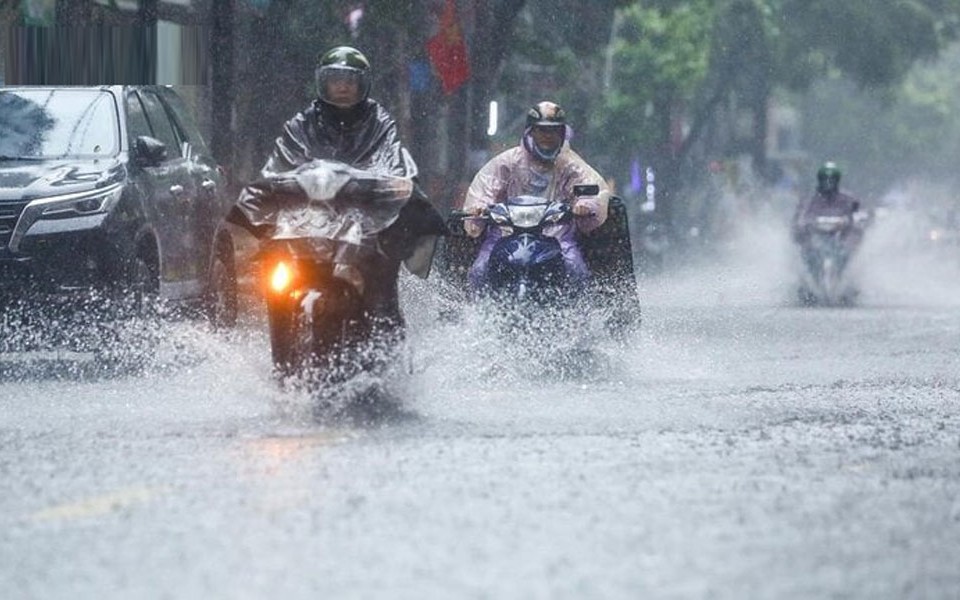 Không khí lạnh cuối mùa qua nhanh, mưa dông dịch chuyển vào miền Trung
