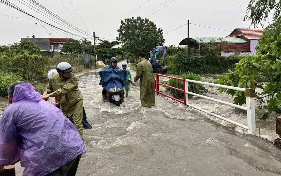 Vì sao TP.HCM hứng mưa lớn đột ngột gây ngập diện rộng?