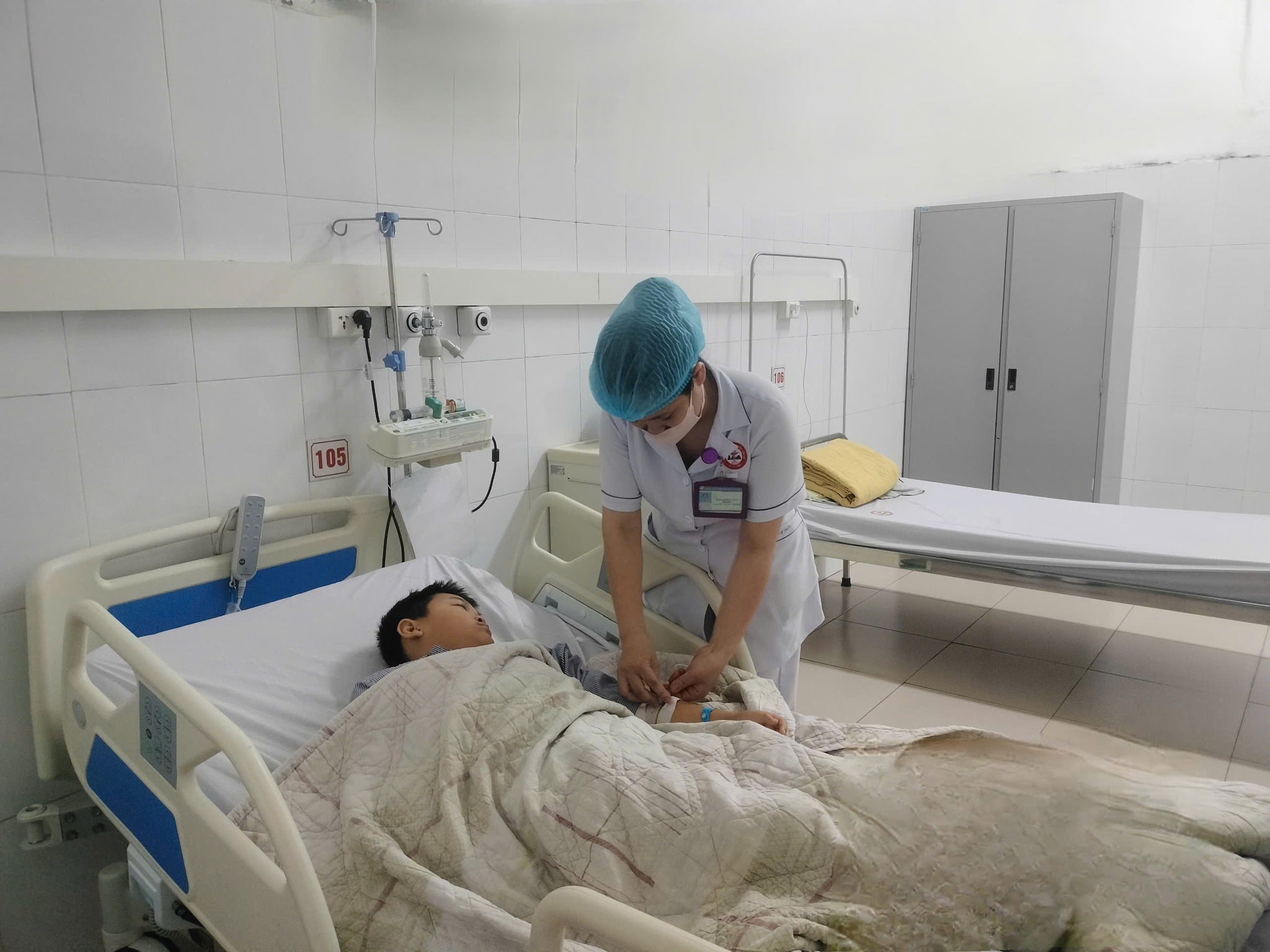 Đau bụng, nôn ra máu tươi, bé trai 9 tuổi bất ngờ được chẩn đoán xuất huyết tiêu hóa- Ảnh 1. Đau bụng, nôn ra máu tươi, bé trai 9 tuổi bất ngờ được chẩn đoán xuất huyết tiêu hóa- Ảnh 1.