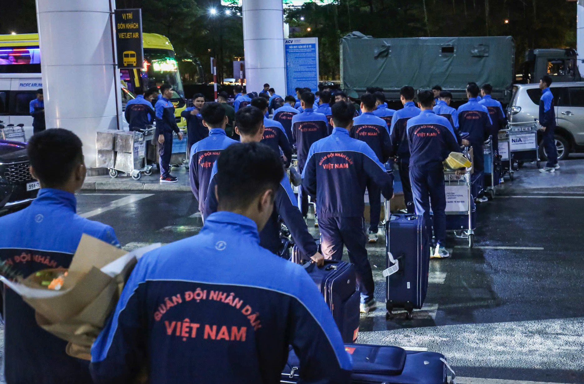 Ảnh: Đón đoàn quân nhân tham gia lễ duyệt binh tại Quảng trường Đỏ về Hà Nội- Ảnh 8. Ảnh: Đón đoàn quân nhân tham gia lễ duyệt binh tại Quảng trường Đỏ về Hà Nội- Ảnh 8.