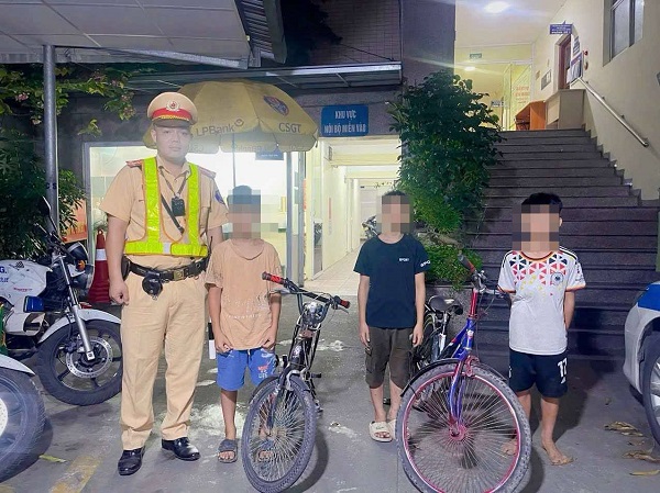 Cha mẹ bật khóc khi con đi lạc 30km được đưa về nhà an toàn- Ảnh 1. Cha mẹ bật khóc khi con đi lạc 30km được đưa về nhà an toàn- Ảnh 1.