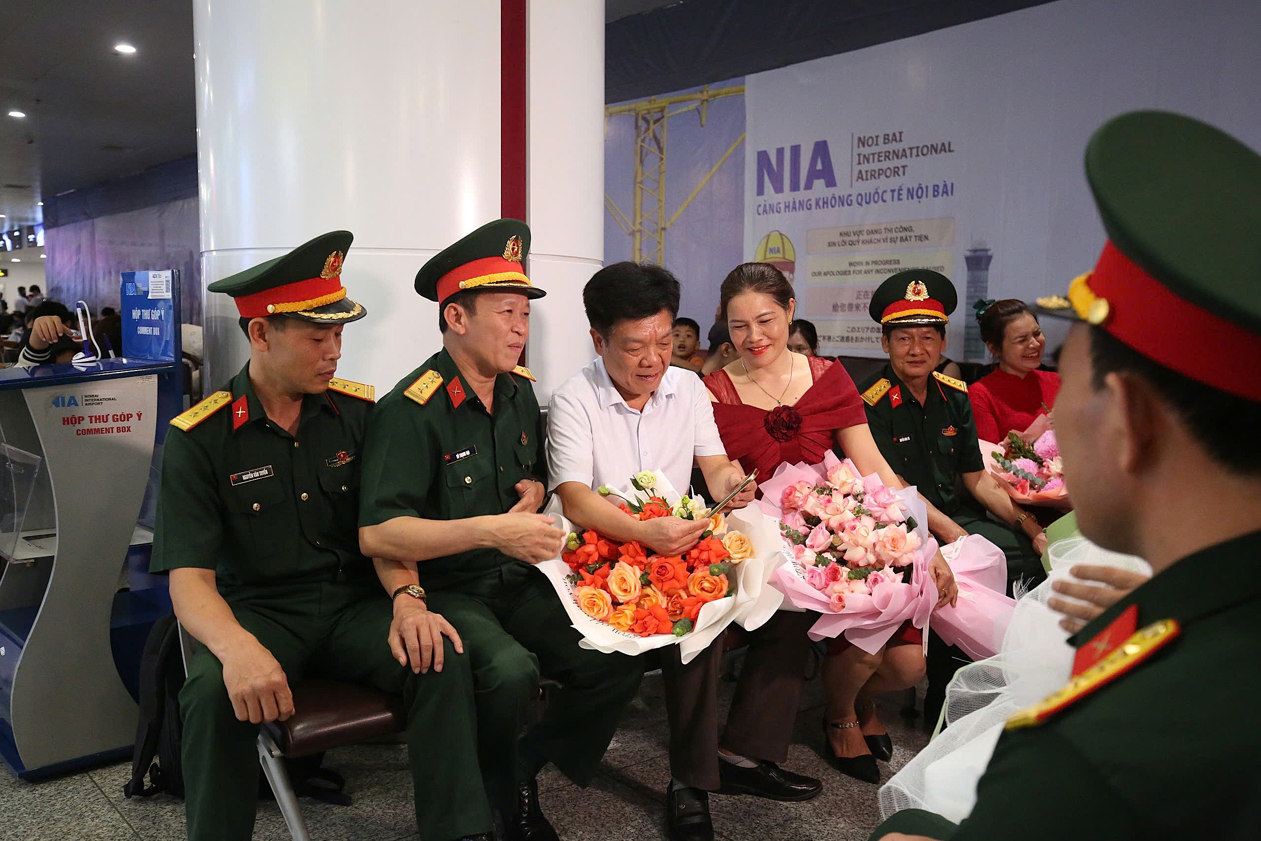 Ảnh: Đón đoàn quân nhân tham gia lễ duyệt binh tại Quảng trường Đỏ về Hà Nội- Ảnh 4. Ảnh: Đón đoàn quân nhân tham gia lễ duyệt binh tại Quảng trường Đỏ về Hà Nội- Ảnh 4.