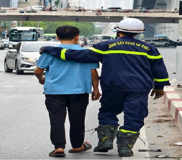 10 phút nghẹt thở giải cứu thanh niên 24 tuổi ngồi trên lan can cầu vượt - Ảnh 1. 10 phút nghẹt thở giải cứu thanh niên 24 tuổi ngồi trên lan can cầu vượt - Ảnh 1.