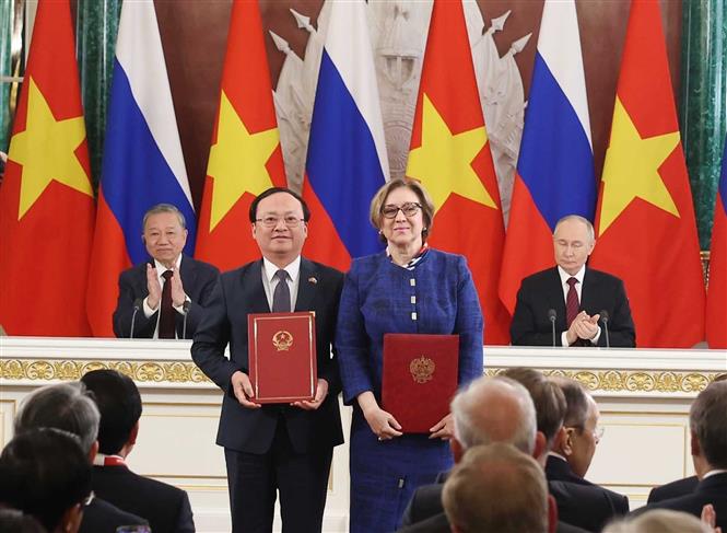Tổng Bí thư Tô Lâm và Tổng thống V. Putin chứng kiến Lễ trao các văn kiện hợp tác- Ảnh 1. Tổng Bí thư Tô Lâm và Tổng thống V. Putin chứng kiến Lễ trao các văn kiện hợp tác- Ảnh 1.