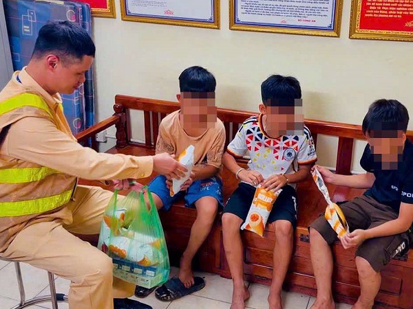 Cha mẹ bật khóc khi con đi lạc 30km được đưa về nhà an toàn- Ảnh 2. Cha mẹ bật khóc khi con đi lạc 30km được đưa về nhà an toàn- Ảnh 2.