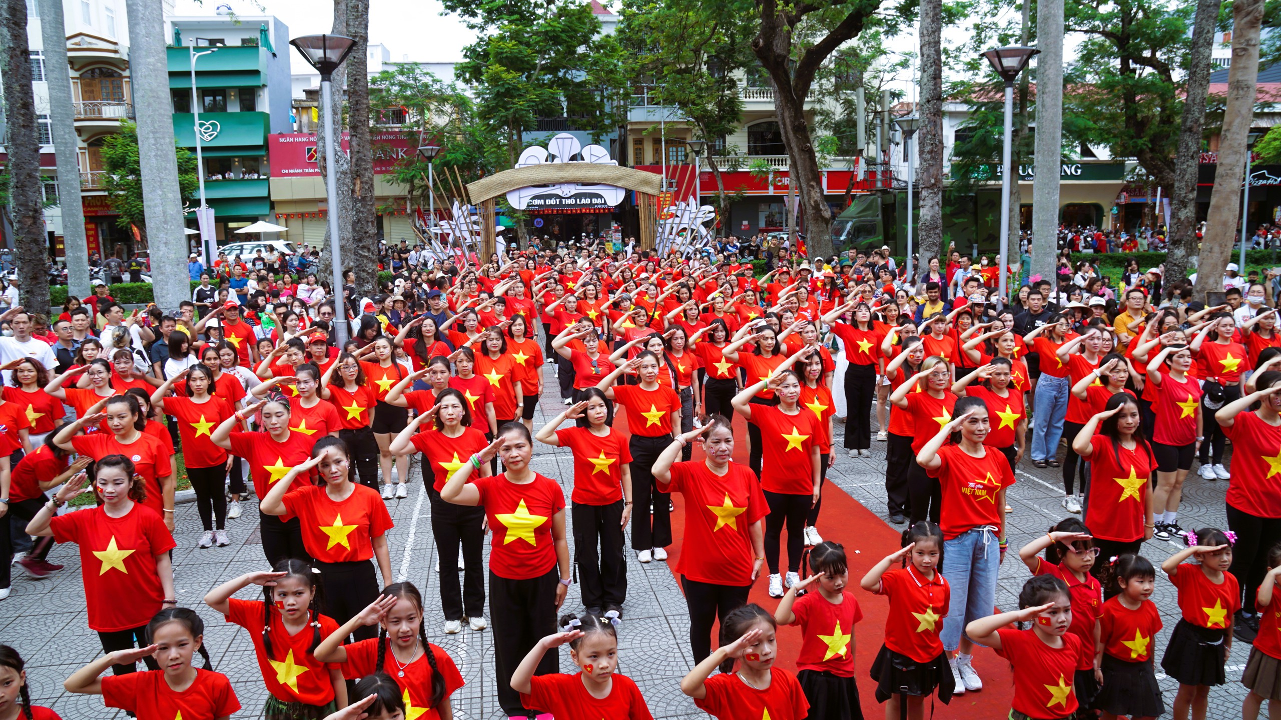 Rực rỡ sắc màu Lễ duyệt đội ngũ và diễu hành quần chúng chào mừng 70 năm Ngày Giải phóng Hải Phòng- Ảnh 11. Rực rỡ sắc màu Lễ duyệt đội ngũ và diễu hành quần chúng chào mừng 70 năm Ngày Giải phóng Hải Phòng- Ảnh 11.