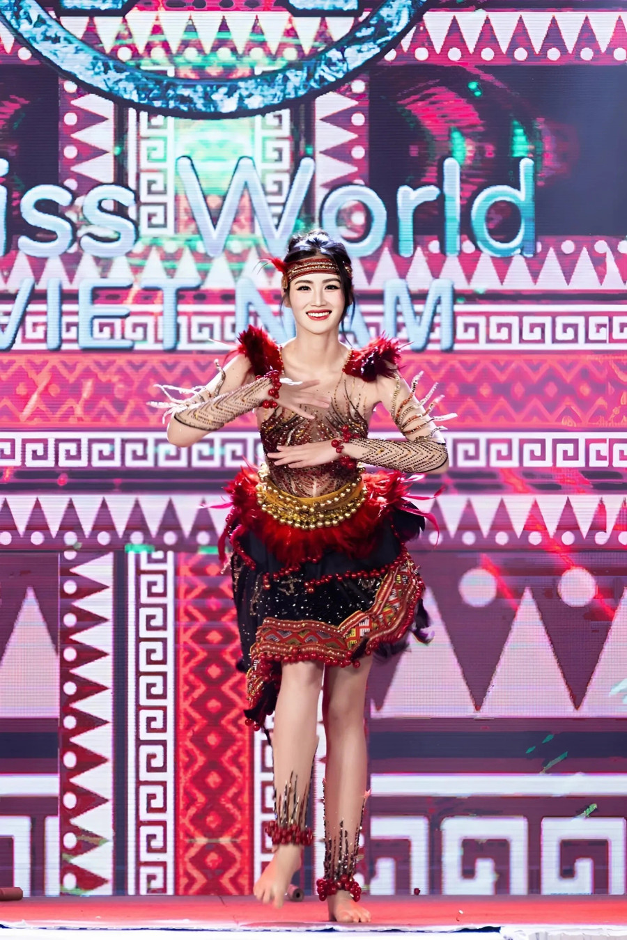 Hoa hậu Ý Nhi có màn vũ đạo ấn tượng tại Lễ khai mạc Miss World 2025- Ảnh 1. Hoa hậu Ý Nhi có màn vũ đạo ấn tượng tại Lễ khai mạc Miss World 2025- Ảnh 1.