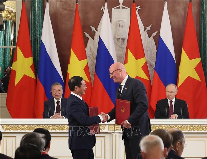 Tổng Bí thư Tô Lâm và Tổng thống V. Putin chứng kiến Lễ trao các văn kiện hợp tác- Ảnh 4. Tổng Bí thư Tô Lâm và Tổng thống V. Putin chứng kiến Lễ trao các văn kiện hợp tác- Ảnh 4.