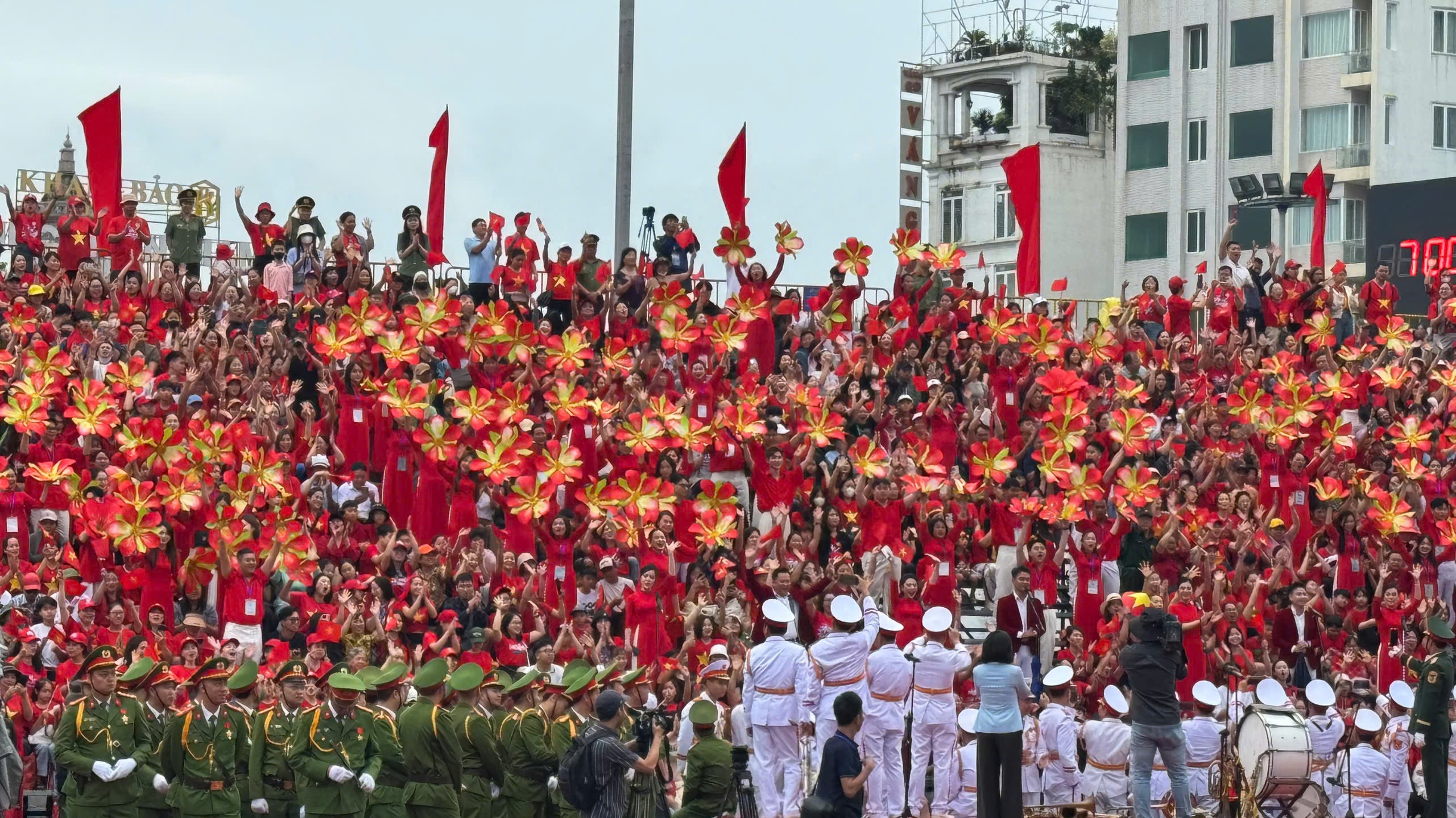 Rực rỡ sắc màu Lễ duyệt đội ngũ và diễu hành quần chúng chào mừng 70 năm Ngày Giải phóng Hải Phòng- Ảnh 1. Rực rỡ sắc màu Lễ duyệt đội ngũ và diễu hành quần chúng chào mừng 70 năm Ngày Giải phóng Hải Phòng- Ảnh 1.
