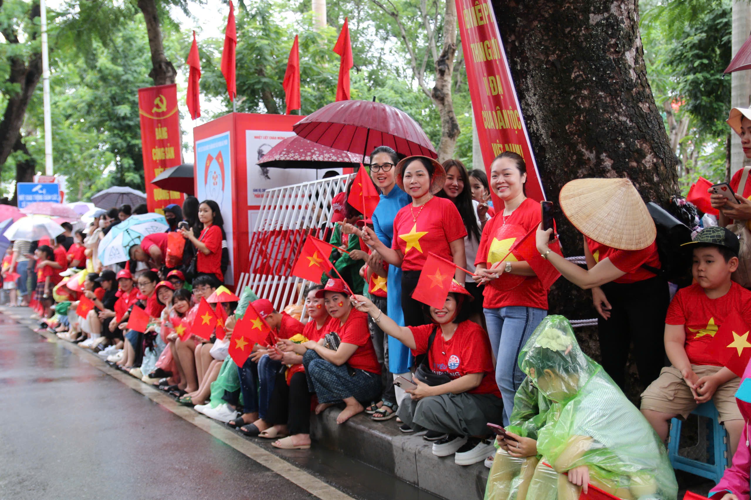 Rực rỡ sắc màu Lễ duyệt đội ngũ và diễu hành quần chúng chào mừng 70 năm Ngày Giải phóng Hải Phòng- Ảnh 4. Rực rỡ sắc màu Lễ duyệt đội ngũ và diễu hành quần chúng chào mừng 70 năm Ngày Giải phóng Hải Phòng- Ảnh 4.