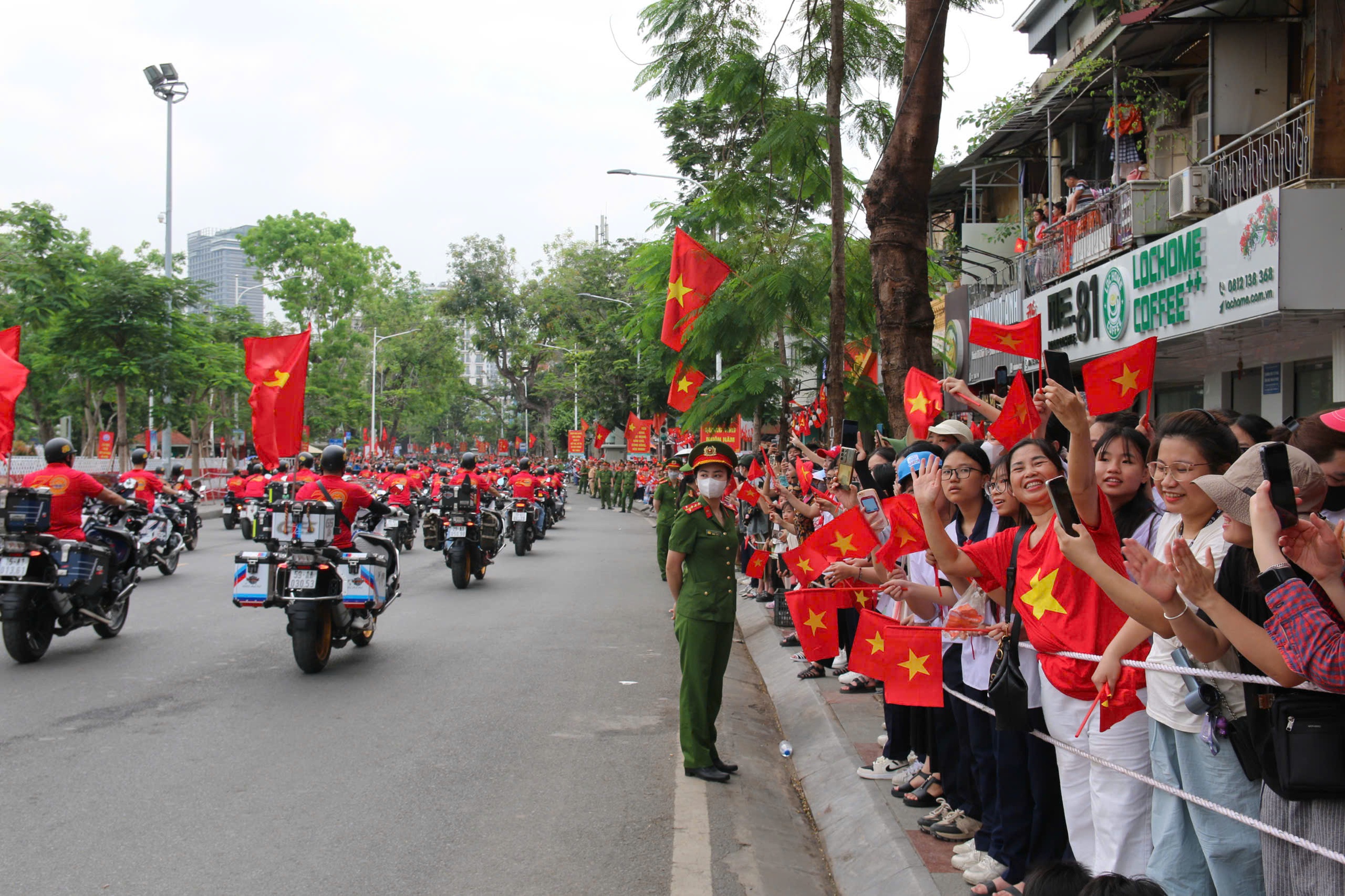 Rực rỡ sắc màu Lễ duyệt đội ngũ và diễu hành quần chúng chào mừng 70 năm Ngày Giải phóng Hải Phòng- Ảnh 26. Rực rỡ sắc màu Lễ duyệt đội ngũ và diễu hành quần chúng chào mừng 70 năm Ngày Giải phóng Hải Phòng- Ảnh 26.