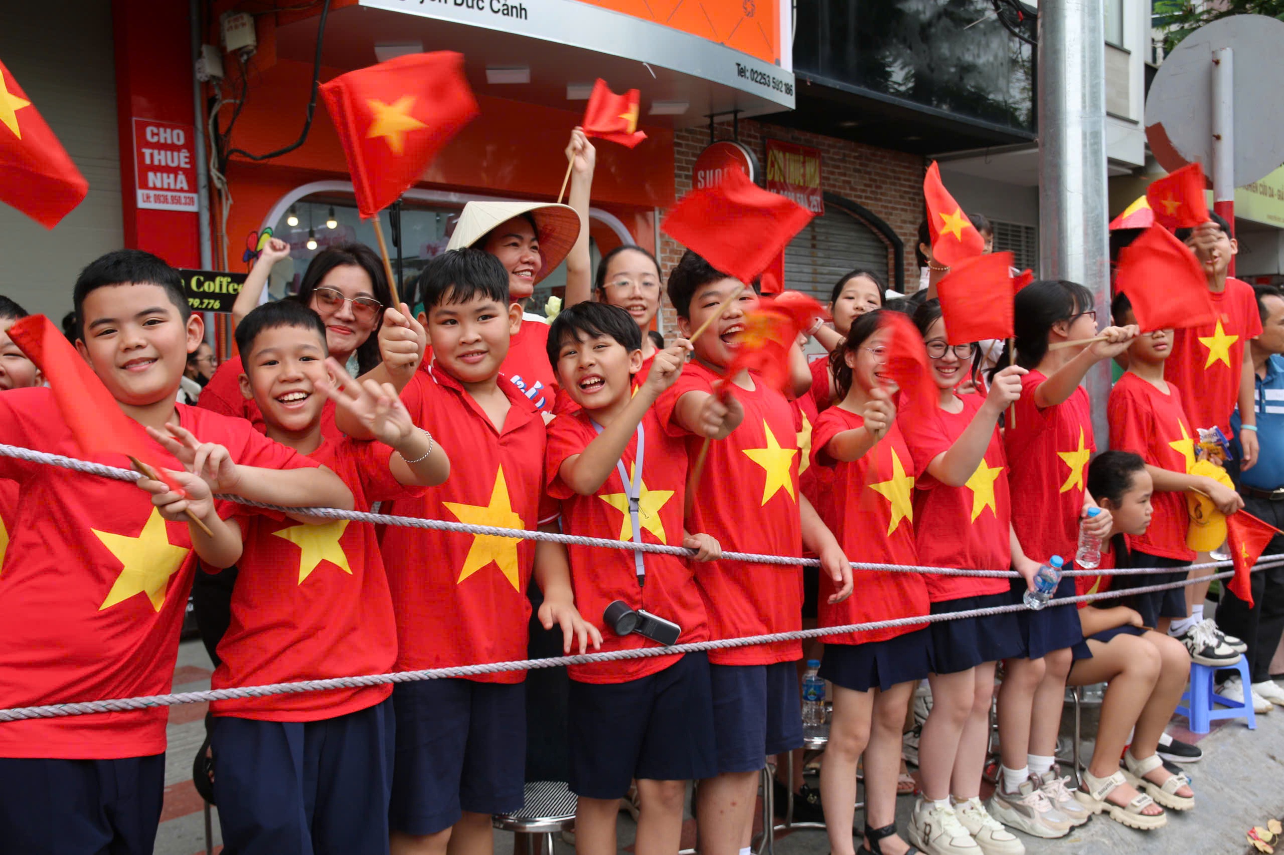 Rực rỡ sắc màu Lễ duyệt đội ngũ và diễu hành quần chúng chào mừng 70 năm Ngày Giải phóng Hải Phòng- Ảnh 27. Rực rỡ sắc màu Lễ duyệt đội ngũ và diễu hành quần chúng chào mừng 70 năm Ngày Giải phóng Hải Phòng- Ảnh 27.